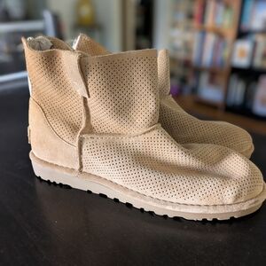 UGG Women Tawny Short Suede Boots - 10 - with zippers!